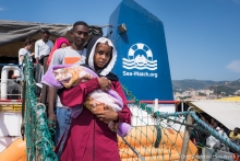 Gerettete Eritreer verlassen in Italien die »Sea-Watch 3, darunter auch Frauen mit Babies. Foto: Grodotzki