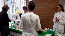 Das Hygieneteam mit Therese Köln (links) und Dr. Doris Weitzel-Kage (rechts) informiert über Händedesinfektion. Foto: SJK